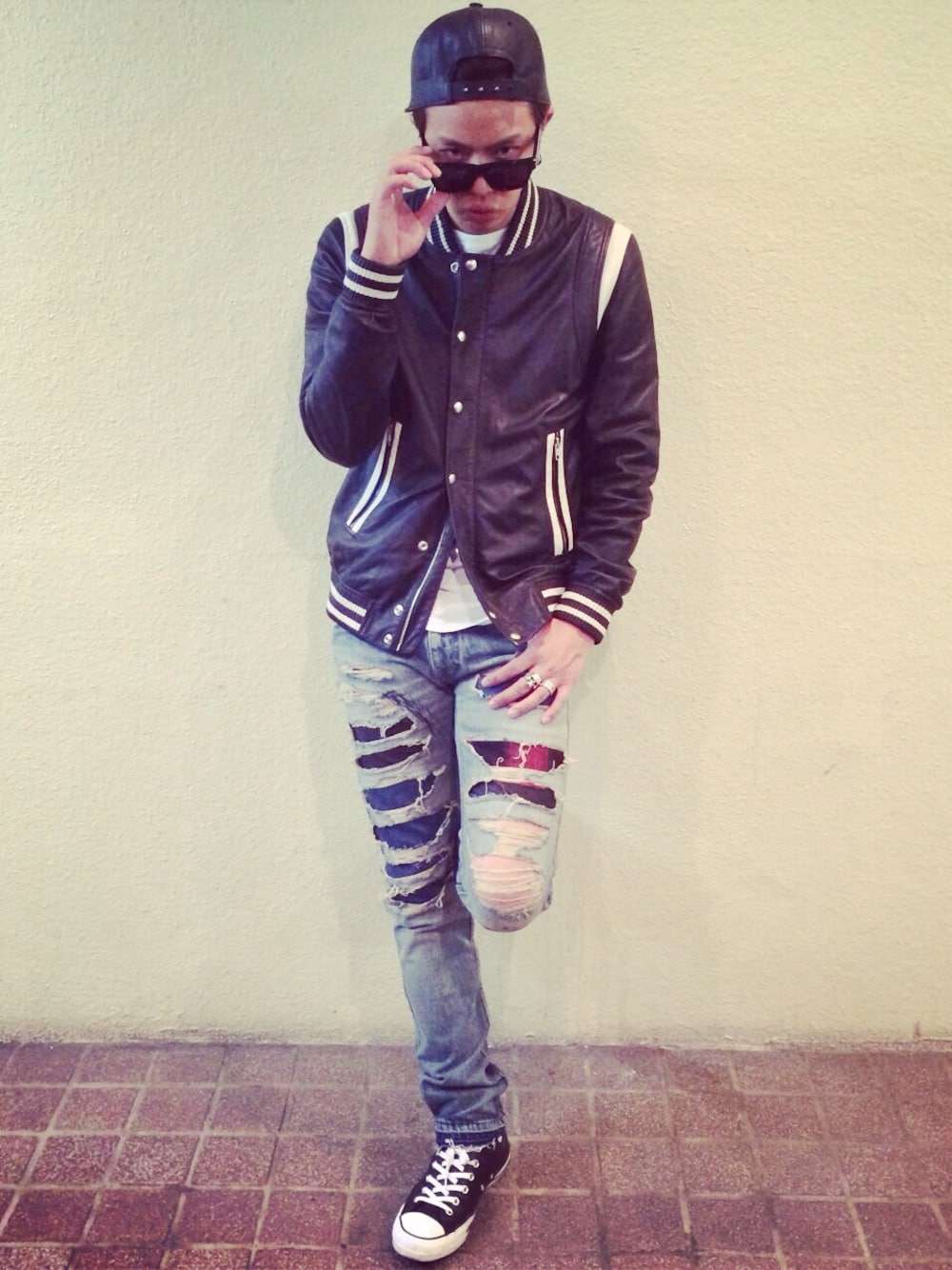 「RICK OWENS、Saint Laurent、RIO」｜「IROのIRO Teddy Varsity Jacket（スタジャン、ブラック系）」を使った、黃鴻升さん（メンズ・176cm）の春コーディネートの1枚目の写真