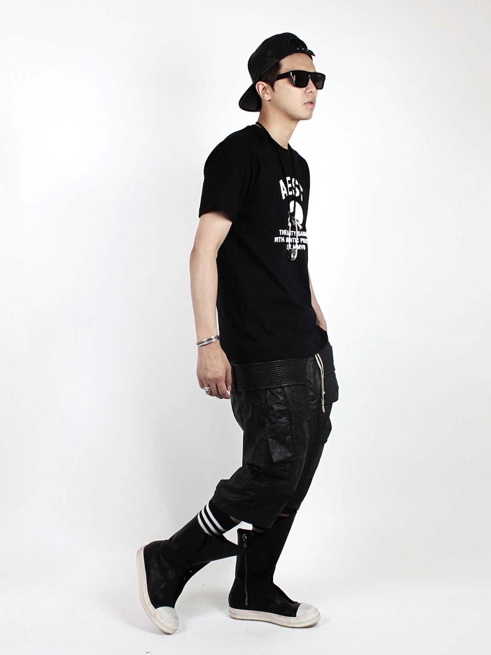 「chromehearts、RICK OWENS、AES、aestaipei」｜「AESのAES 14SS ISSUE - 3-PACK TEE（Tシャツ/カットソー、ブラック系）」を使った、黃鴻升さん（メンズ・176cm）の夏コーディネートの1枚目の写真