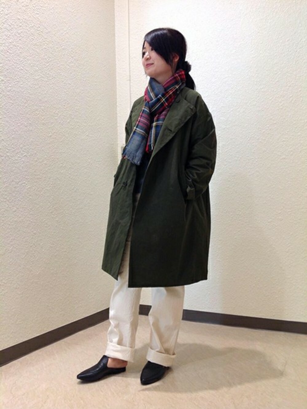 グリーン系のその他アウター、ブラック系のその他シューズ、グレー系のニット/セーターを着用したレディースの秋コーディネートの1枚目の写真