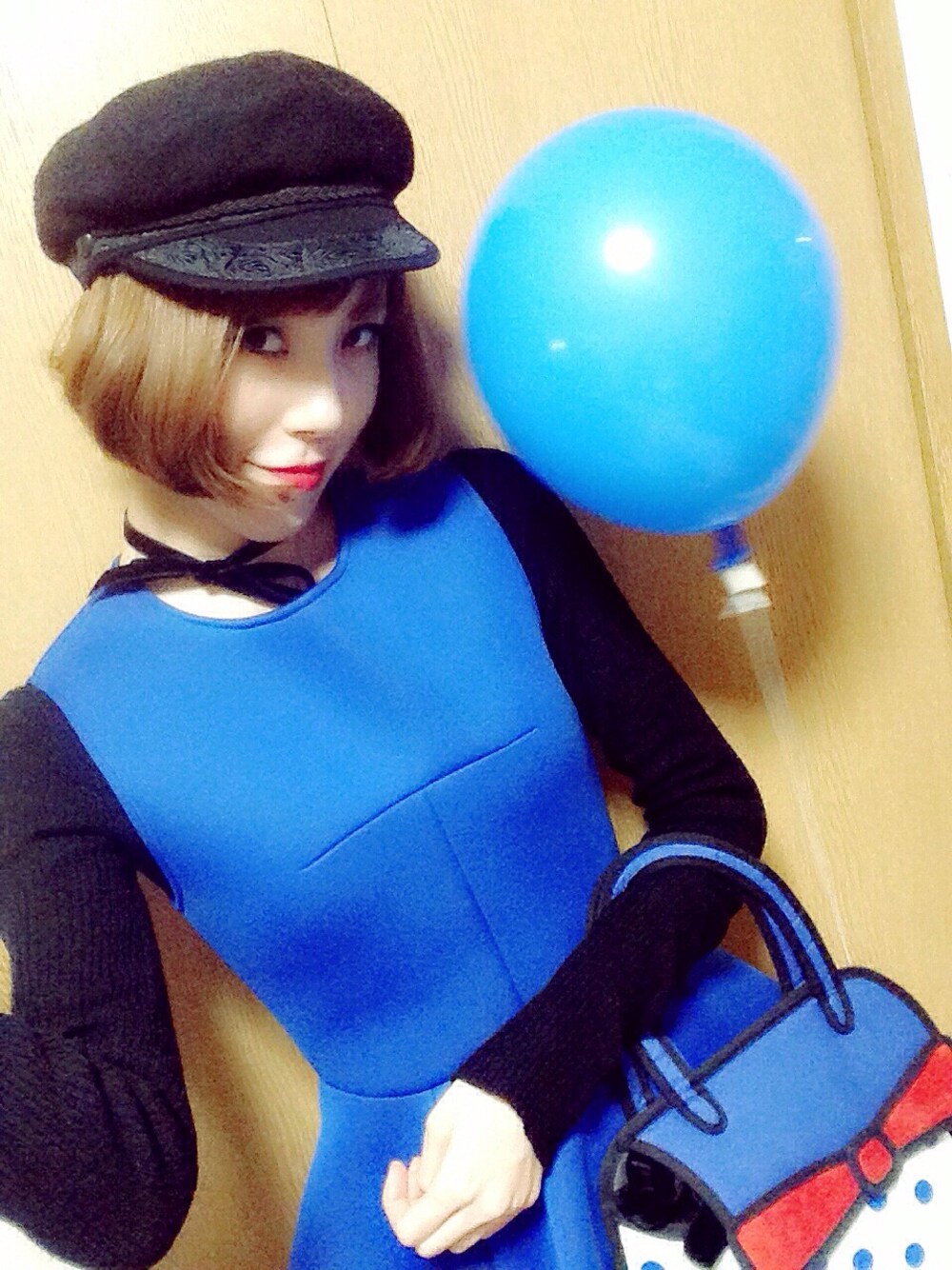 ブルー系のワンピースを着用したレディースの冬コーディネートの1枚目の写真