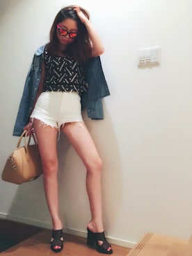 「ダンガリーシャツ」｜「アイテム（アクセサリー）」を使った、TOMOMI SHIMIZUさん（レディース・164cm）の夏コーディネート