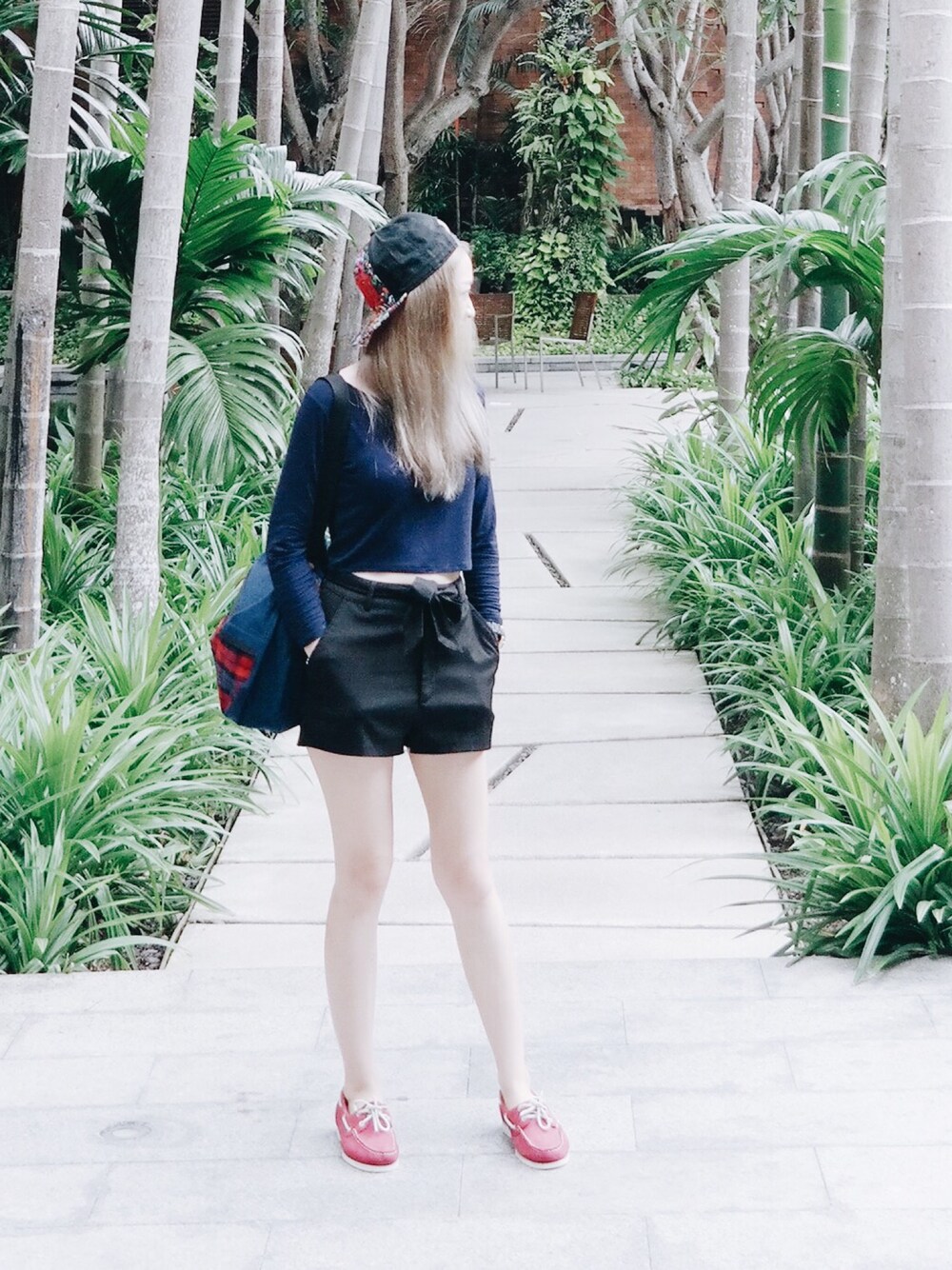 「casual、summer、CAP、shorts、Gregory、Timberland、Boat shoes、夏、夏コーデ、Singapore」｜「GREGORYのアイテム（メッセンジャーバッグ、レッド系）」を使った、mindeeさん（レディース・158cm）の秋コーディネートの1枚目の写真