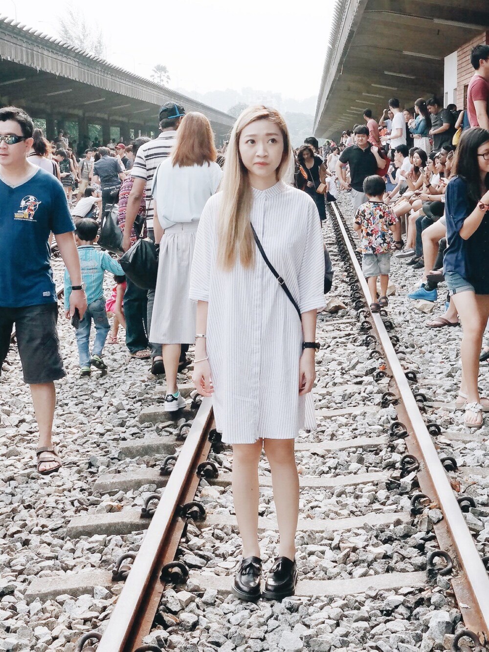 「casual、shirtdress、stripes、dress、onepiece、Singapore、ootd、ワンピース、ストライプ、休日スタイル」｜「The Editor's Marketのアイテム（シャツワンピース、ホワイト系）」を使った、mindeeさん（レディース・158cm）の春コーディネートの1枚目の写真