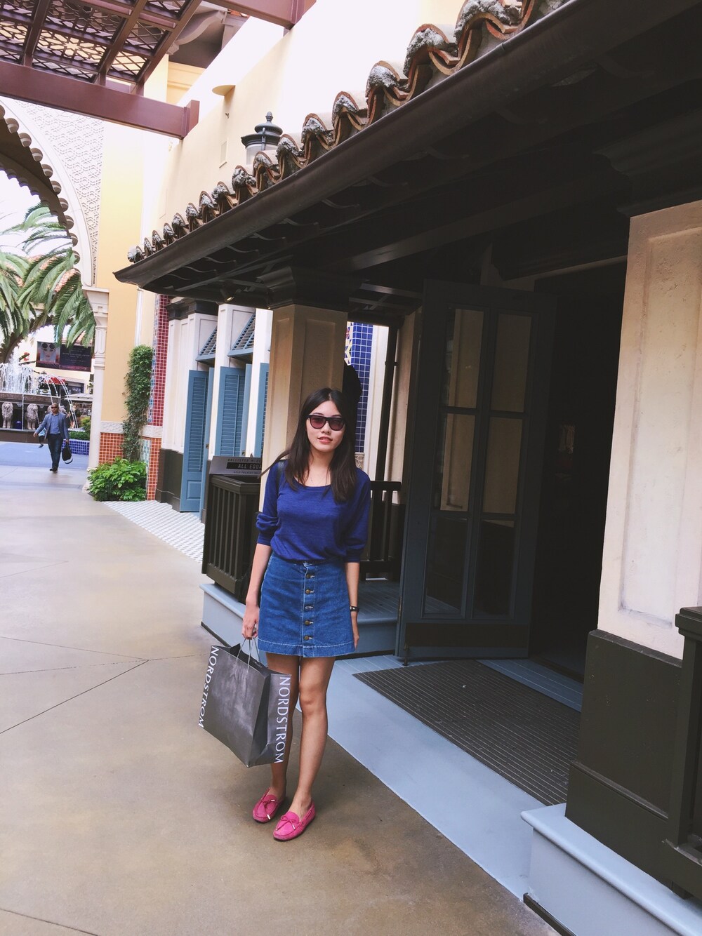 「Irvine、mall」｜「American Apparelのアイテム（パーカー、ブルー系）」を使った、Chloeatingさん（レディース・170cm）の秋コーディネートの1枚目の写真