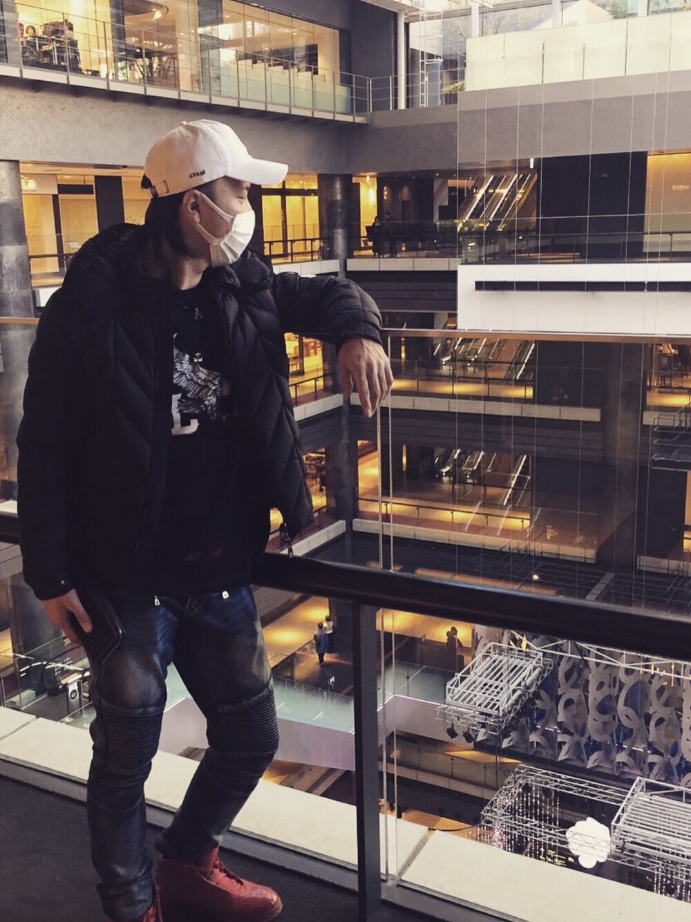 「休日スタイル、MONCLER、ベリア、OFF-WHITE、Chrome Hearts、Christian Louboutin、インスティゲイター、god selection xxx」｜「GOD SELECTION XXXのアイテム（キャップ、ホワイト系）」を使った、トモ⭐️さん（メンズ・175cm）の冬コーディネートの1枚目の写真