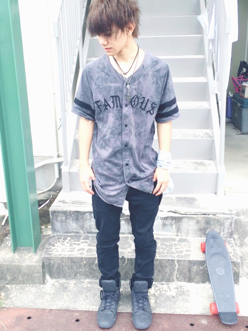 「ストリート、モノトーン、famous、ペニー」｜「FAMOUS STARS AND STRAPSのアイテム（Tシャツ/カットソー、グレー系）」を使った、taika✂︎さん（メンズ・173cm）の秋コーディネートの1枚目の写真