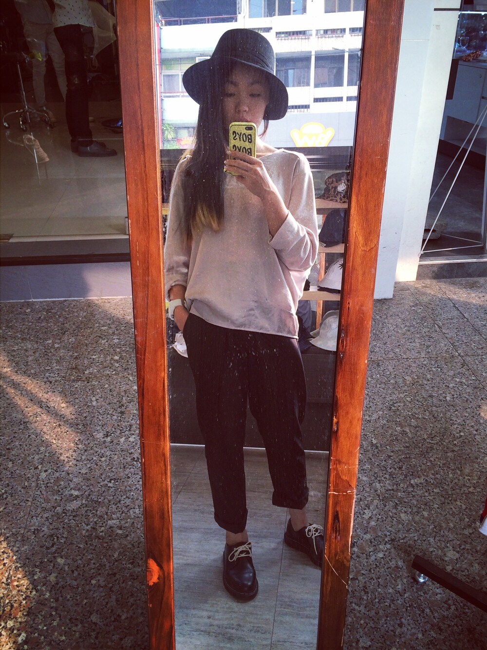 「Taiwan、Taichung、lookbook、daily look、streetfashion、street style」｜「LOWRYS FARMのアイテム（その他トップス、ベージュ系）」を使った、Quaneeさん（レディース・159cm）の秋コーディネートの1枚目の写真