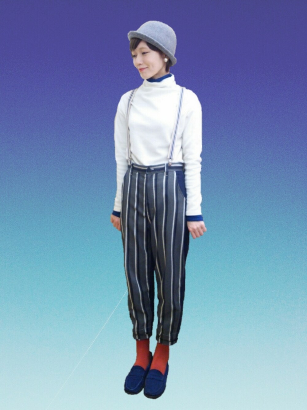 ブルー系のその他パンツ、グレー系のハット、ホワイト系のニット/セーターを着用したレディースの冬コーディネートの1枚目の写真