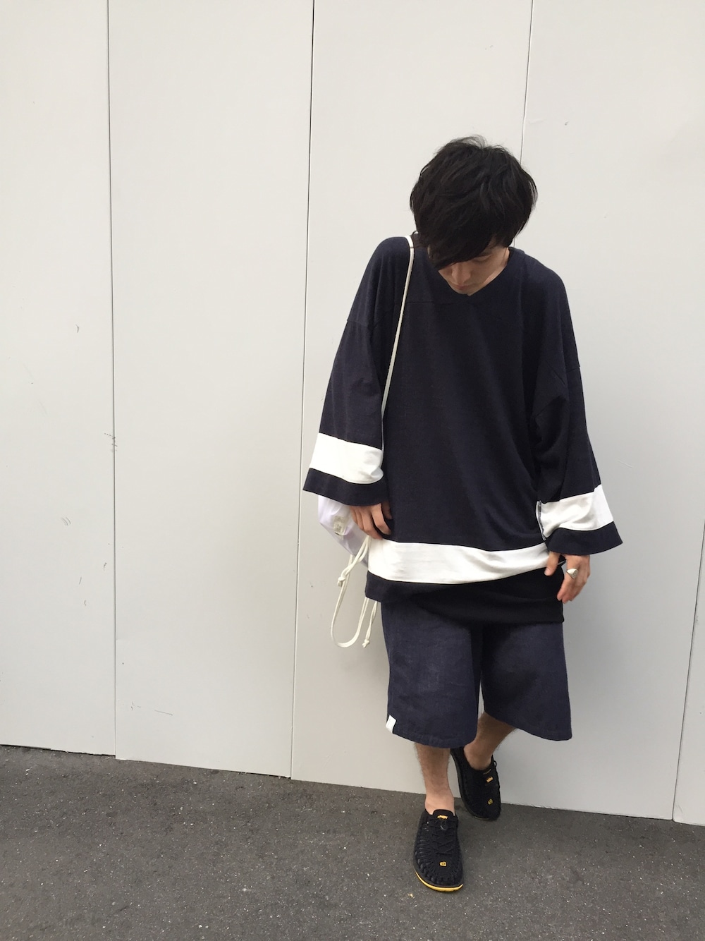 「ドメスティックブランド、休日スタイル、オフィススタイル、サンダル、インディゴ、ナップサック、白、ゆったりコーデ、ゆるコーデ、夏コーデ」｜「UNUSEDのアイテム（トップス、ブルー系）」を使った、イリザワさん（メンズ・170cm）の夏コーディネートの1枚目の写真