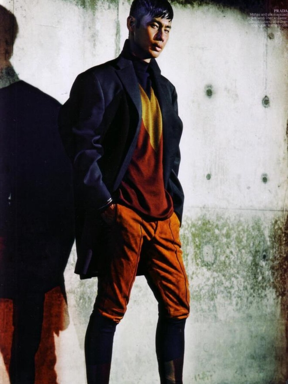「PRADA、isaacong、fashion、model、SHOOTING、STYLE」｜「PRADAのアイテム（その他、ブラック系）」を使った、Isaac さん（メンズ・187cm）の秋コーディネートの1枚目の写真