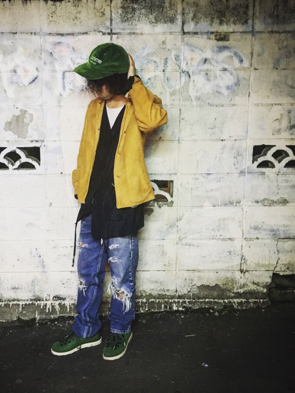 「supreme、Levi's、Native、レザージャケット、ノーカラージャケット、ダメージデニムパンツ、スニーカーブーツ」｜「Levi'sのアイテム（デニムパンツ、ブルー系）」を使った、カビココアさん（メンズ・168cm）の秋コーディネートの1枚目の写真