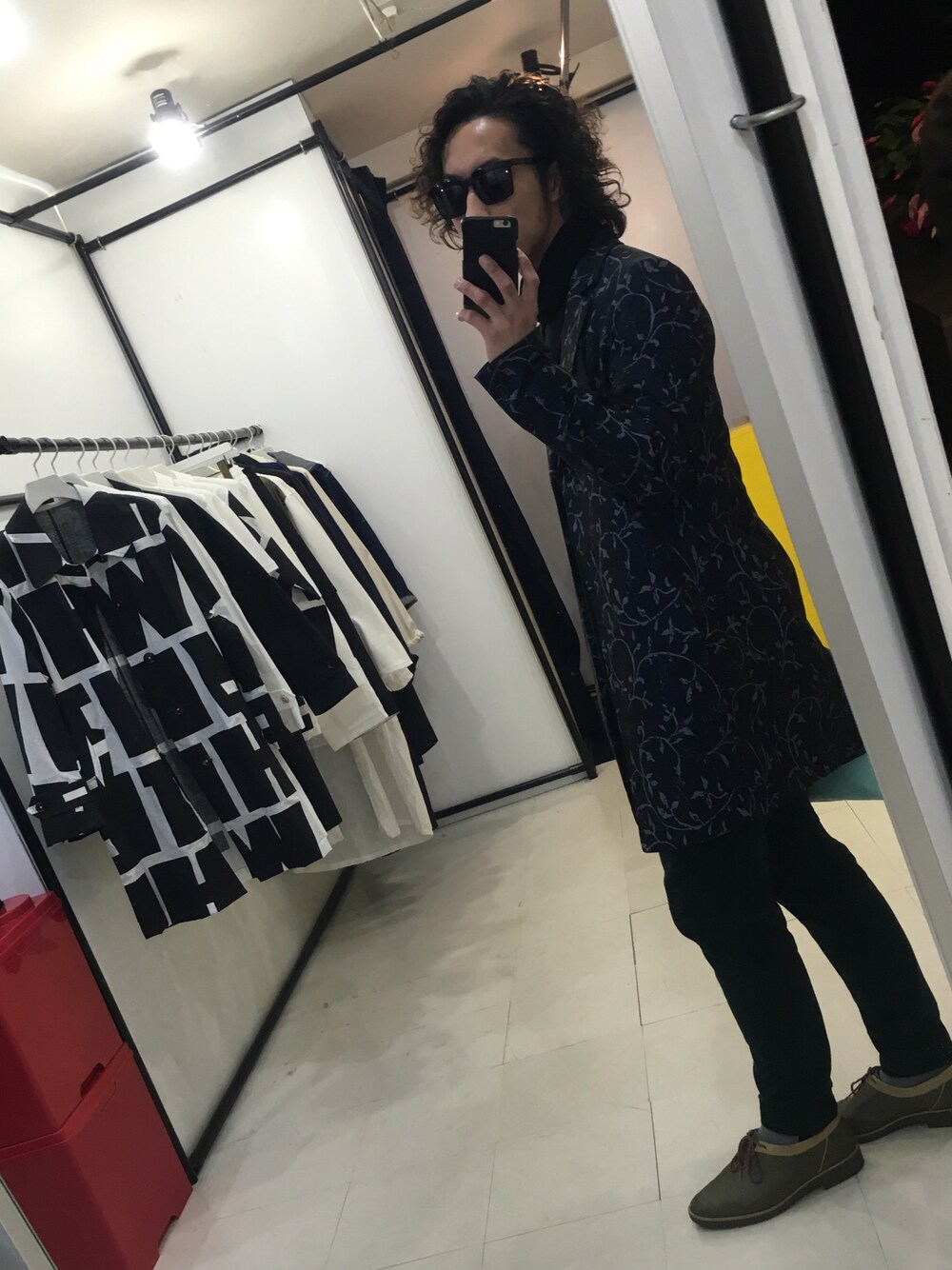 「サングラス、タートルネック、セットアップ、チェスターコート、柄物、TARO HORIUCHI、used、レディース、緑、パーマ」｜「usedのアイテム（チェスターコート、ブルー系）」を使った、カビココアさん（メンズ・168cm）の冬コーディネートの1枚目の写真