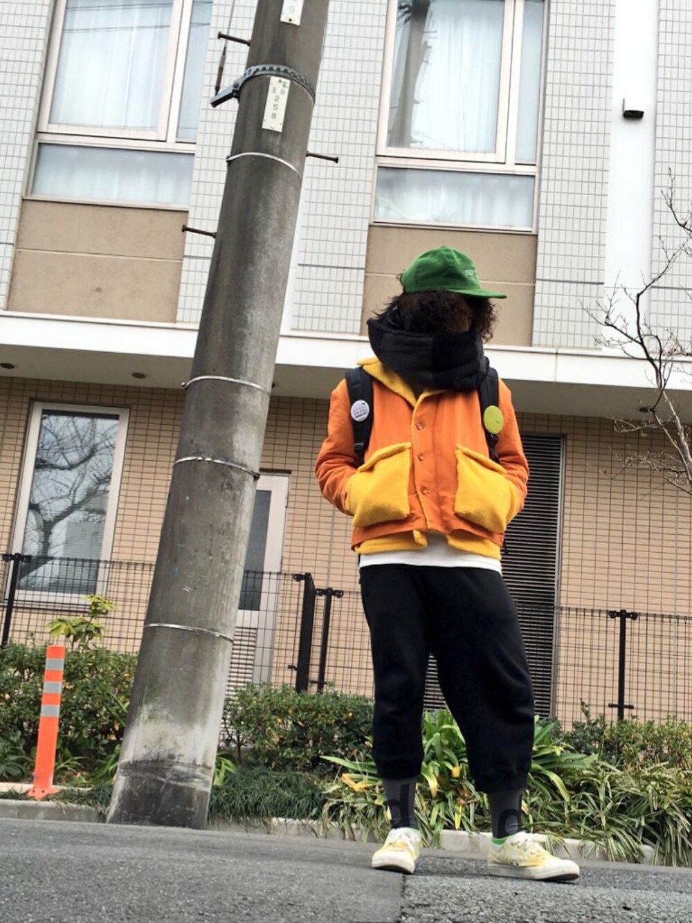 「コーデュロイキャップ、ボアブルゾン、スウェットパンツ、スニーカー、スヌード、supreme、diddlediddle」｜「diddlediddleのアイテム（ブルゾン、イエロー系）」を使った、カビココアさん（メンズ・168cm）の冬コーディネートの1枚目の写真