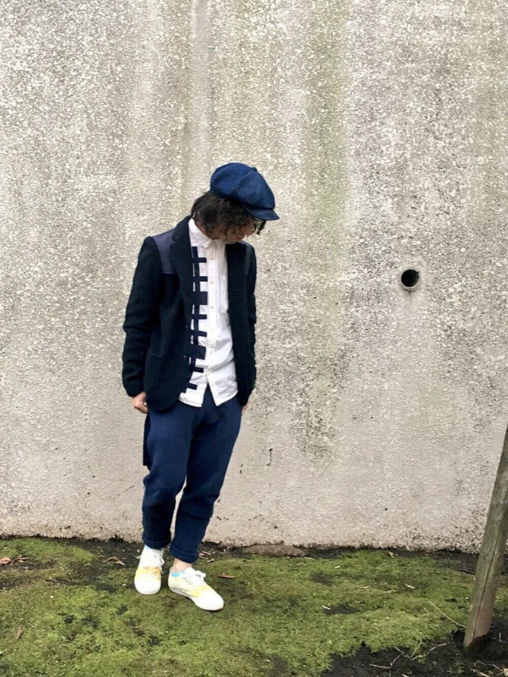 「シンプルコーデ、白スニーカー、ネイビー、ウールジャケット、スウェットパンツ、diddlediddle、CA4LA、原宿、パーマ」｜「diddlediddleのアイテム（パンツ、ブルー系）」を使った、カビココアさん（メンズ・168cm）の冬コーディネートの1枚目の写真