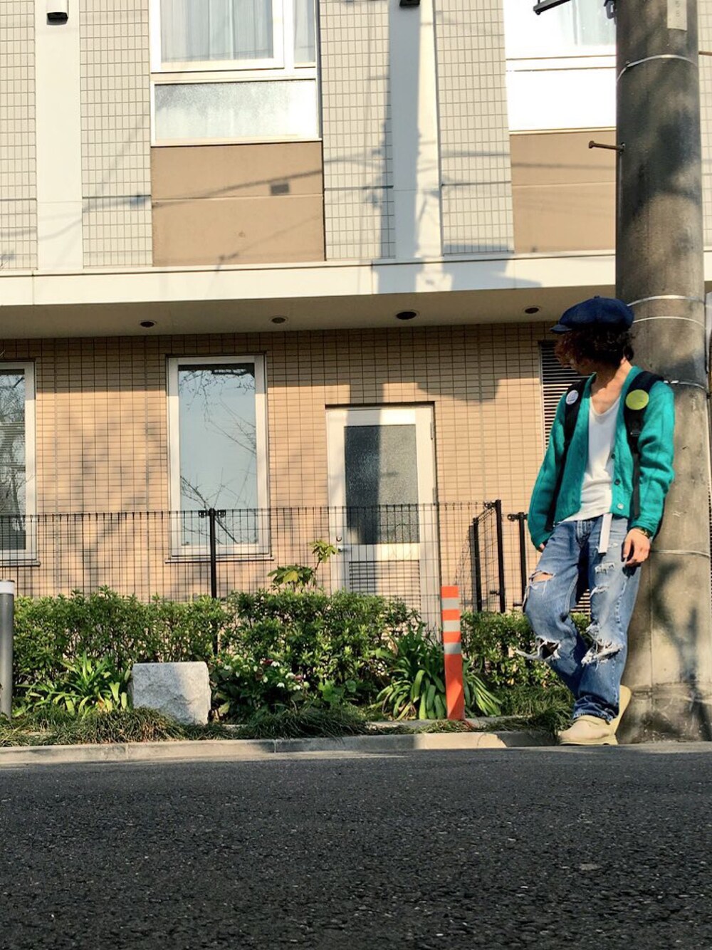 「モヘア、青、ダメージデニムパンツ、古着」｜「Levi'sのアイテム（デニムパンツ、ブルー系）」を使った、カビココアさん（メンズ・168cm）の春コーディネートの1枚目の写真