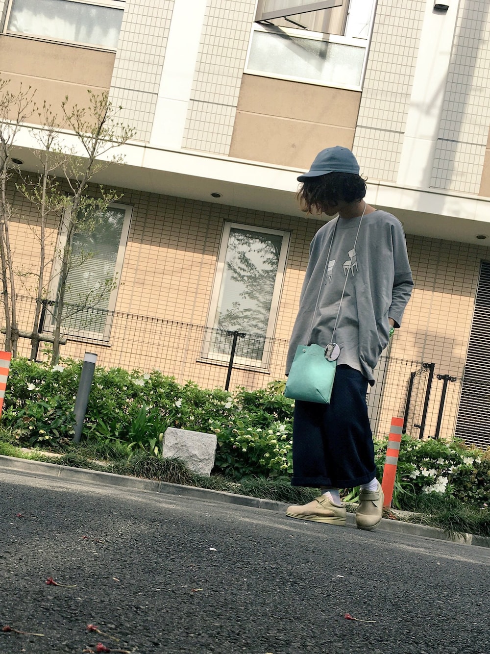 「ゆるコーデ、キャップ、プルオーバー、ワイドパンツ、hiroyukiwatanabe、ネイビー×グレー」｜「CITYのアイテム（キャップ、ブルー系）」を使った、カビココアさん（メンズ・168cm）の春コーディネートの1枚目の写真