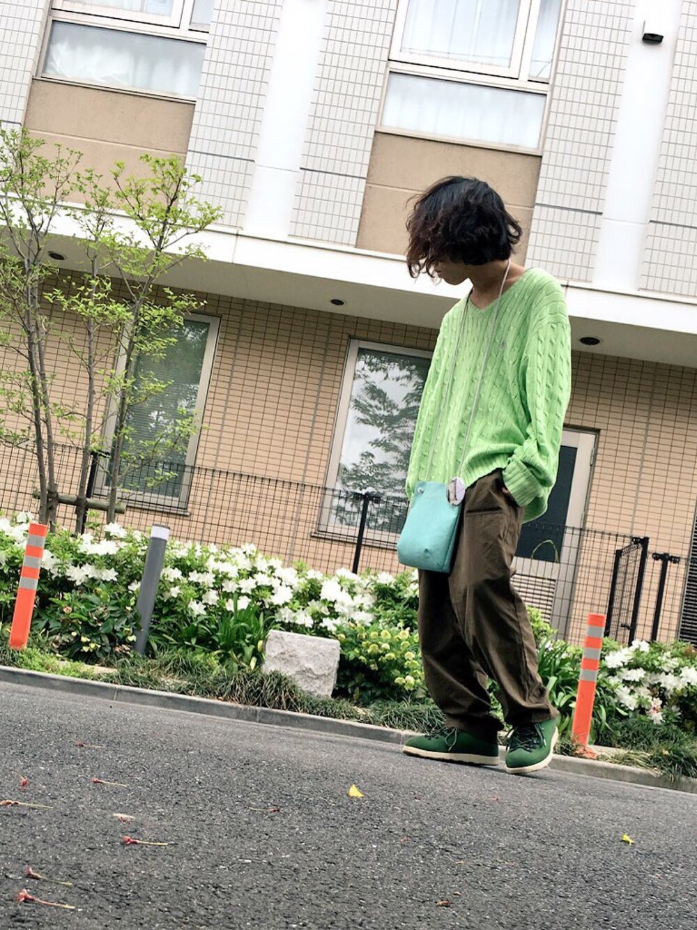 「シンプル、春コーデ、ラルフローレン、Ralph Lauren、jieda、used、緑ニット、Vネックニット」｜「Jiedaのアイテム（その他パンツ、グリーン系）」を使った、カビココアさん（メンズ・168cm）の春コーディネートの1枚目の写真