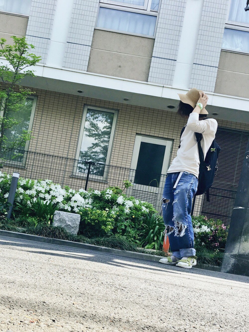 「麦わら帽子、ダメージデニムパンツ、シンプルコーデ、サンダル、URU、used、古着、夏コーデ」｜「URUのアイテム（ハット、ベージュ系）」を使った、カビココアさん（メンズ・168cm）の春コーディネートの1枚目の写真