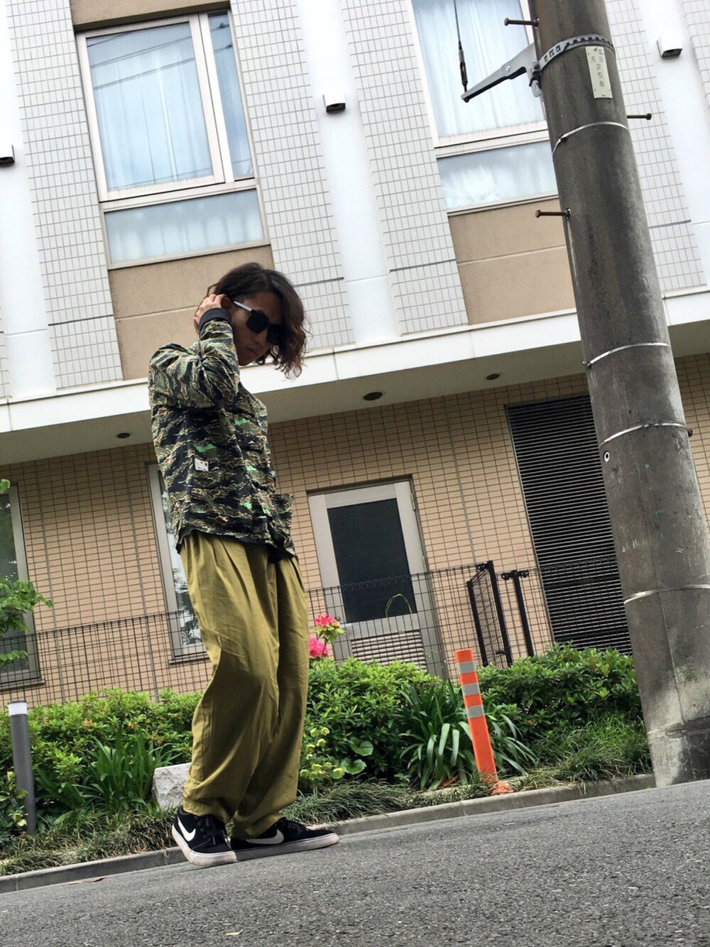 「迷彩、チャイナシャツ、緑色好きです、UNDER COVER、used、古着、サングラス」｜「UNDERCOVERのアイテム（シャツ/ブラウス、グリーン系）」を使った、カビココアさん（メンズ・168cm）の春コーディネートの1枚目の写真