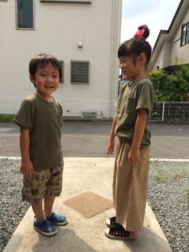 「カーキ×ベージュ」｜「アイテム（パンツ）」を使った、emi_mitoさん（キッズ・110cm）の夏コーディネート