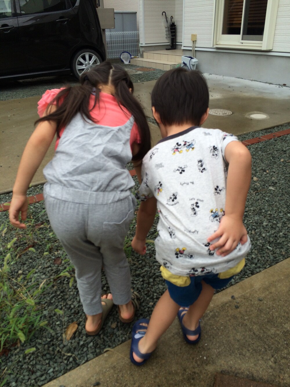 グレー系のTシャツ/カットソー、ブルー系のその他パンツ、ブルー系のサンダルを着用したキッズの秋コーディネートの1枚目の写真