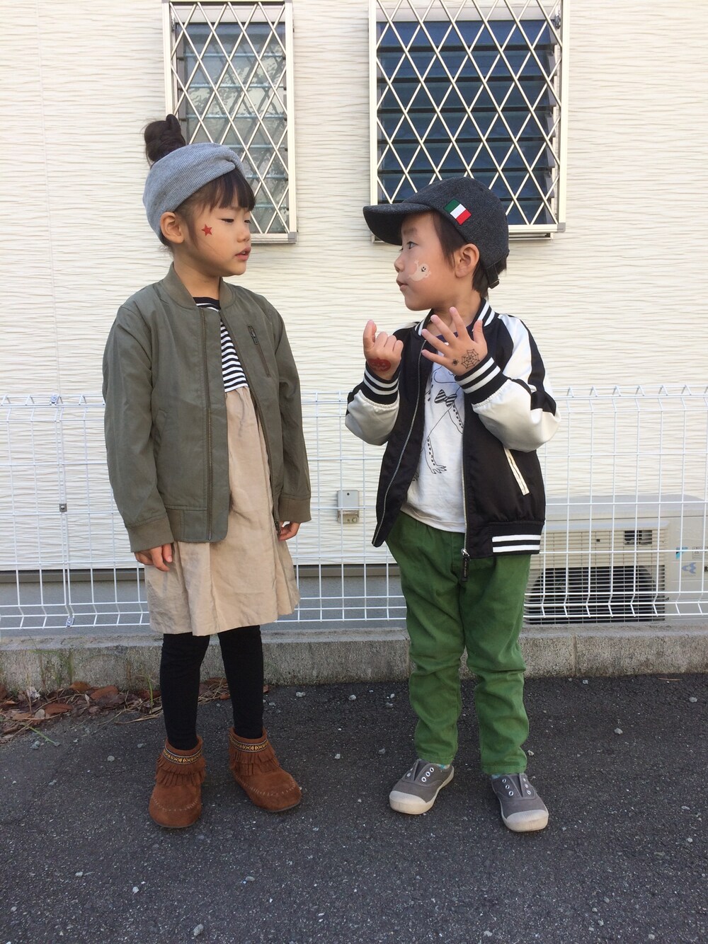 「姉と弟、マーキーズ(MARKEY'S)、LAGOM、ブランシェス、GU、6歳女の子、4歳男の子、アキコーデ」｜「CIAOPANIC TYPYの親子お揃い【KIDS】ロゴワッペンローキャップ（キャップ、グレー系）」を使った、emi_mitoさん（キッズ・110cm）の秋コーディネートの1枚目の写真