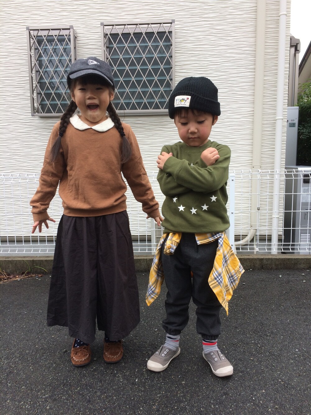 「姉と弟、6歳女の子、4歳男の子、キャップ女子、秋冬コーデ、ジョガーパンツ、ワイドパンツ、あみこみ」｜「BRANSHESのサークル星プリントトレーナー（スウェット、グリーン系）」を使った、emi_mitoさん（キッズ・110cm）の秋コーディネートの1枚目の写真