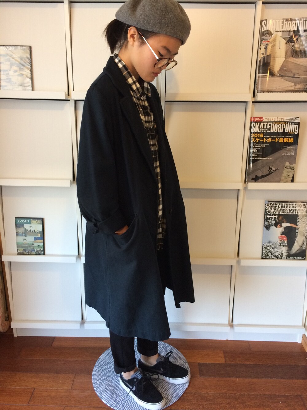「MELROSE claireのアイテム（チェスターコート、ブルー系）」を使った、akariyamaさん（レディース・160cm）の秋コーディネートの1枚目の写真