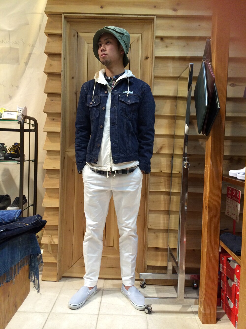 「フリークスストア、ENGINEERED GARMENTS、COMME des GARCONS、シャツ×パーカー、ノーカラーシャツ、デニムジャケット、orslow、マリンパーカー、ハット、Gジャン×パーカー」｜「FREAK'S AMERICAの【MADE IN USA】 TWILL CHINO SLIM PANT                （チノパンツ、ホワイト系）」を使った、永島秀都さん（メンズ・178cm）の春コーディネートの1枚目の写真