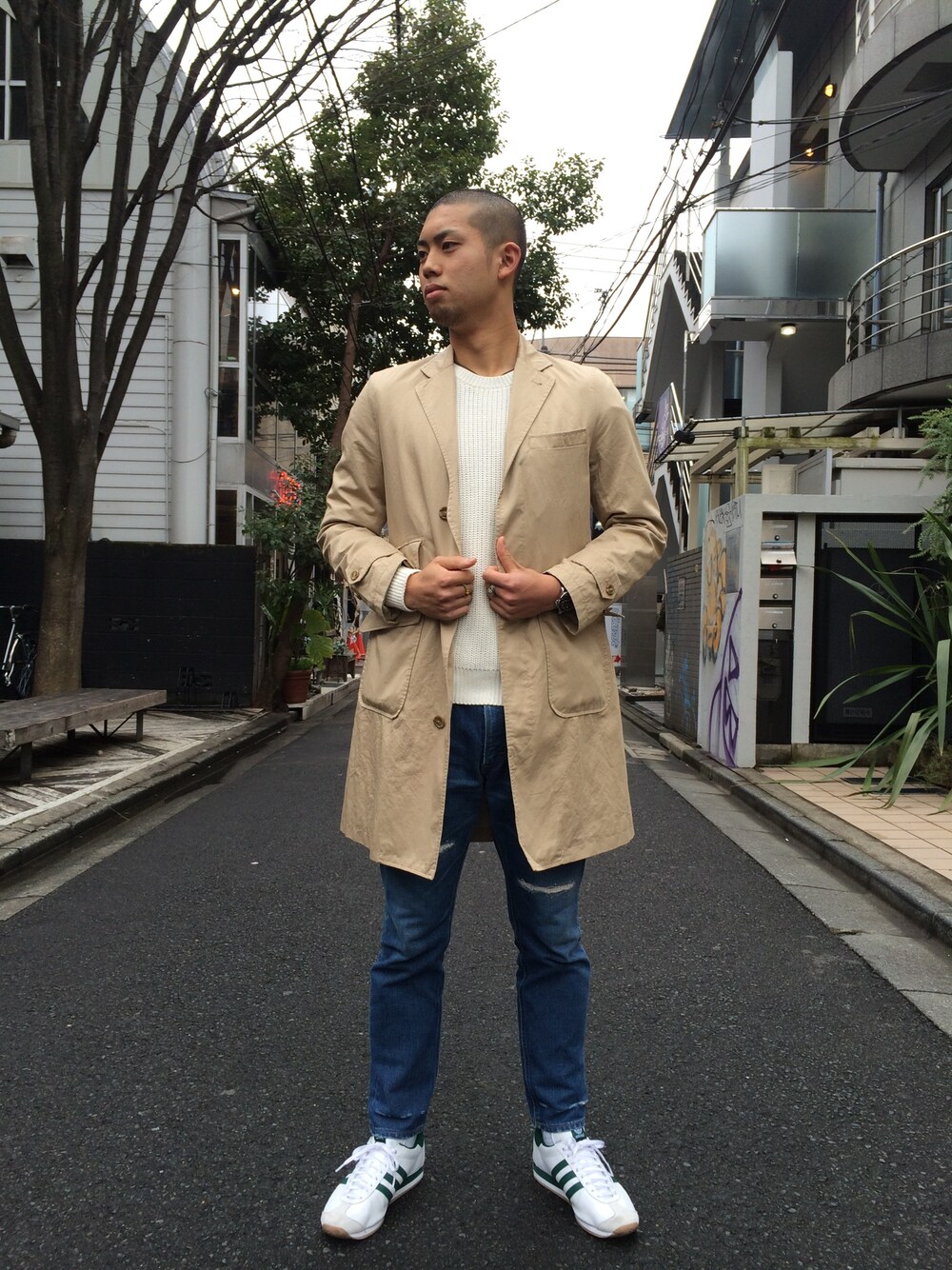 「ニット×デニム、デニム、LEE、チェスターコート、ダメージデニムパンツ、スニーカー、アディダス、フリークスストア」｜「FREAK'S STOREのフランダースリネン チェスターコート（その他、ベージュ系）」を使った、永島秀都さん（メンズ・178cm）の春コーディネートの1枚目の写真