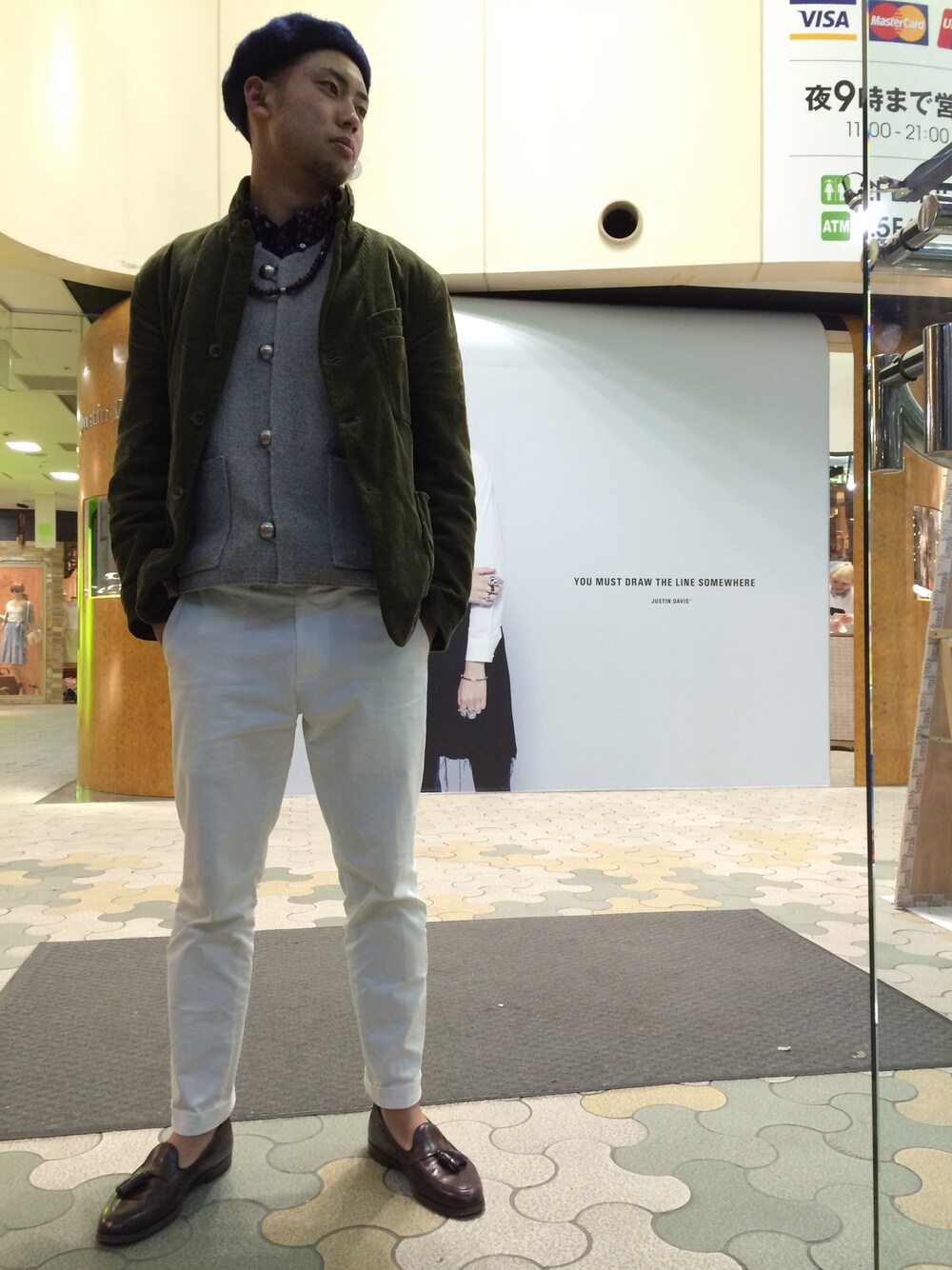 「シャツスタイル、フリークスストア、ベレー帽、ジャケット、ALDEN、ENGINEERED GARMENTS、INDIVIDUALIZED SHIRTS」｜「FREAK'S STOREの【JAPAN FABRIC】ストレッチスマートスキニー カラーパンツ                    （チノパンツ、ホワイト系）」を使った、永島秀都さん（メンズ・178cm）の春コーディネートの1枚目の写真