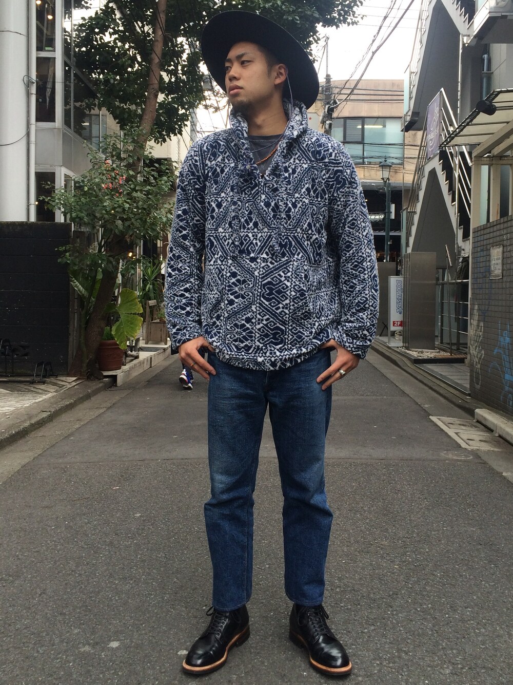 「クロップドパンツ、デニム、今治タオル、フリークスストア、ハット、ALDEN」｜「FREAK'S STOREのWESTERLIND/ウェスターリンド　Cord Felt hat                   （ハット、ブラック系）」を使った、永島秀都さん（メンズ・178cm）の春コーディネートの1枚目の写真