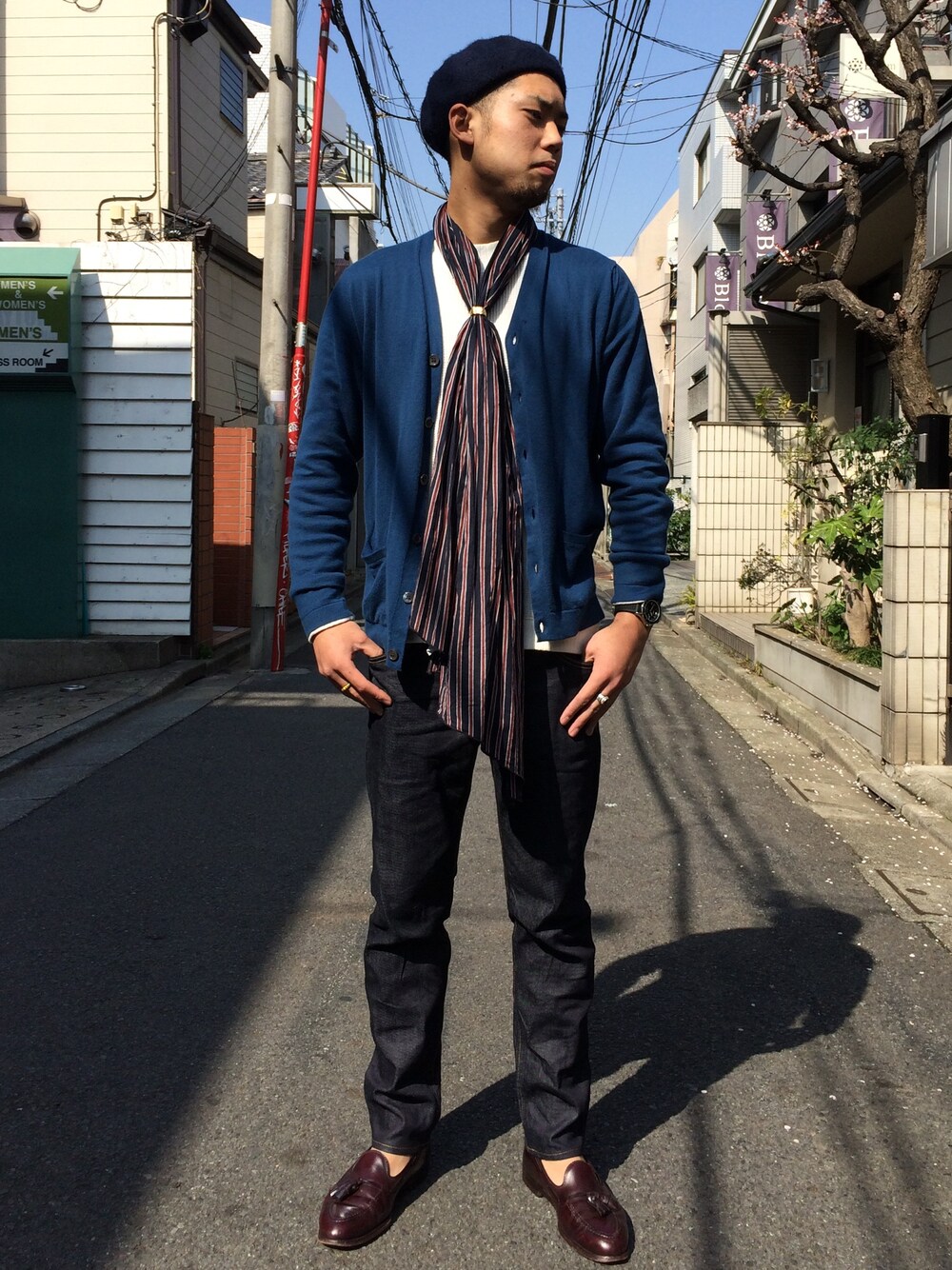 「フリークスストア、ベレー帽、カーディガン、JOHN SMEDLEY、rag&bone、ALDEN、デニム、タッセルローファー」｜「FREAK'S STOREのモックネックワッフルプルオーバー（トップス、ホワイト系）」を使った、永島秀都さん（メンズ・178cm）の春コーディネートの1枚目の写真