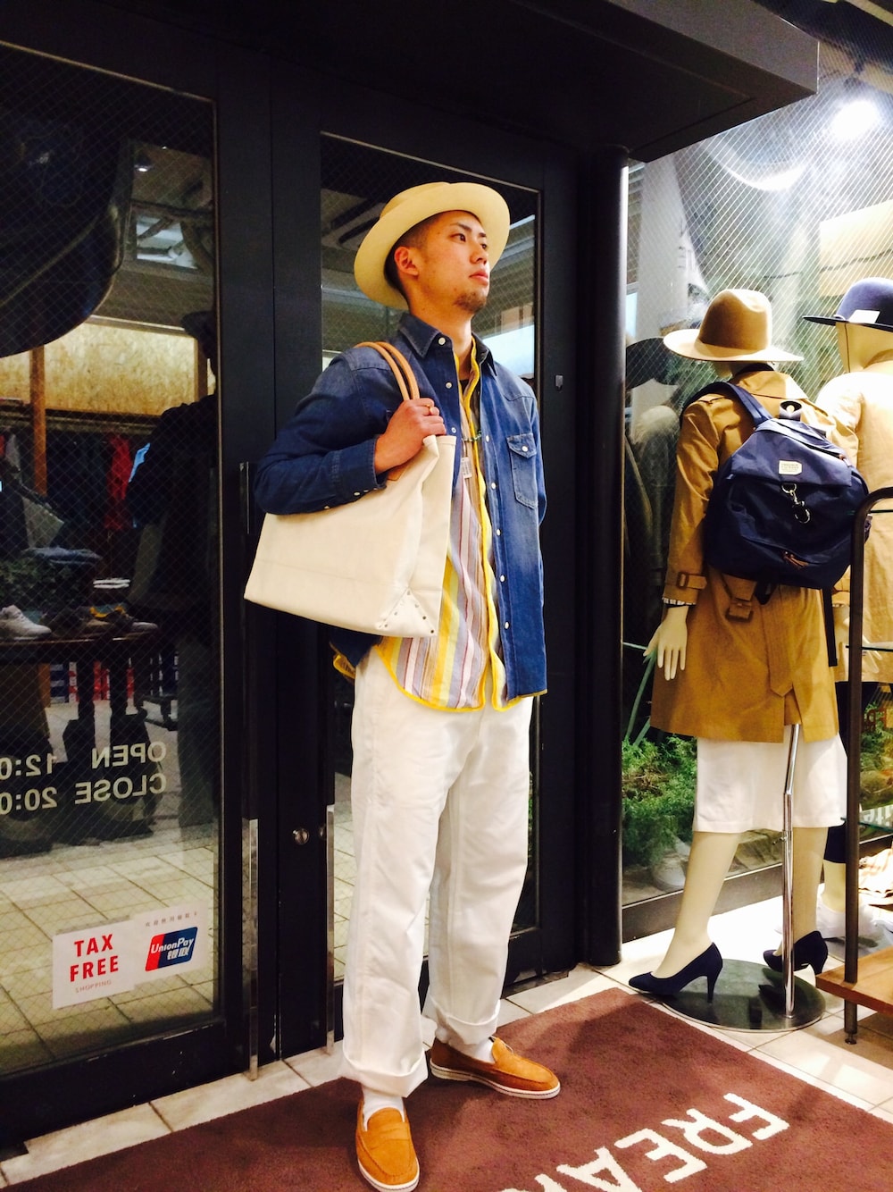 「フリークスストア、フリークスストア(FREAK'S STORE)、FREAK’Ｓ STORE、ENGINEERED GARMENTS、デニムシャツ、ハット」｜「FREAK'S AMERICAのWide  chino Pants　-MADE IN USA-              （チノパンツ、ホワイト系）」を使った、永島秀都さん（メンズ・178cm）の春コーディネートの1枚目の写真