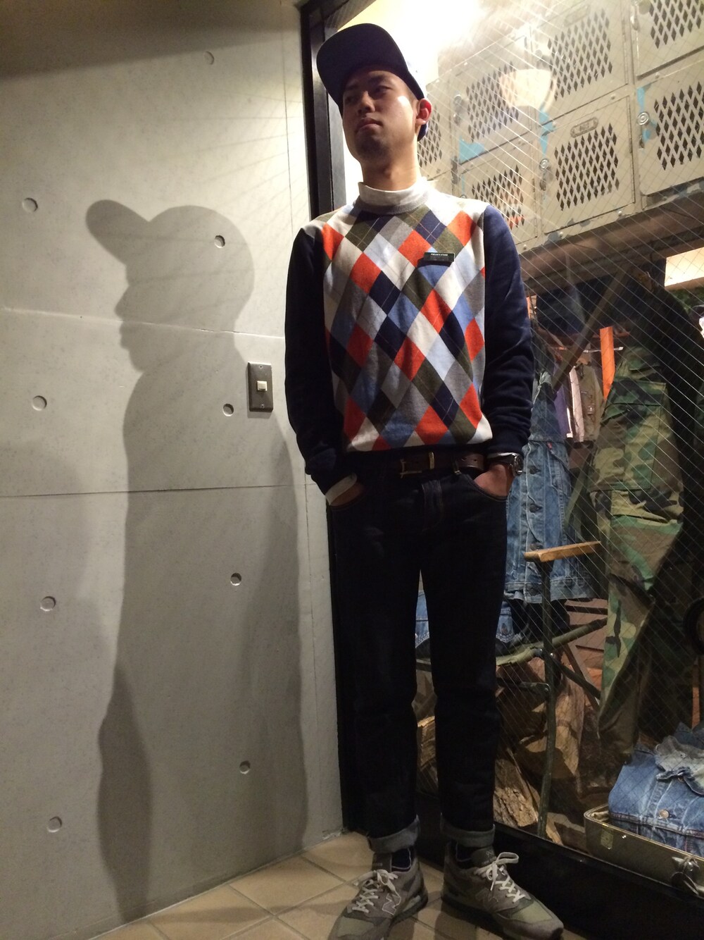 「New Balance、スニーカー、デニム、rag&bone、BROOKS BROTHERS、フリークスストア、モックネック、アーガイル柄、キャップ」｜「FREAK'S STOREのNew Balance/ニューバランス M998                            （スニーカー、グレー系）」を使った、永島秀都さん（メンズ・178cm）の春コーディネートの1枚目の写真