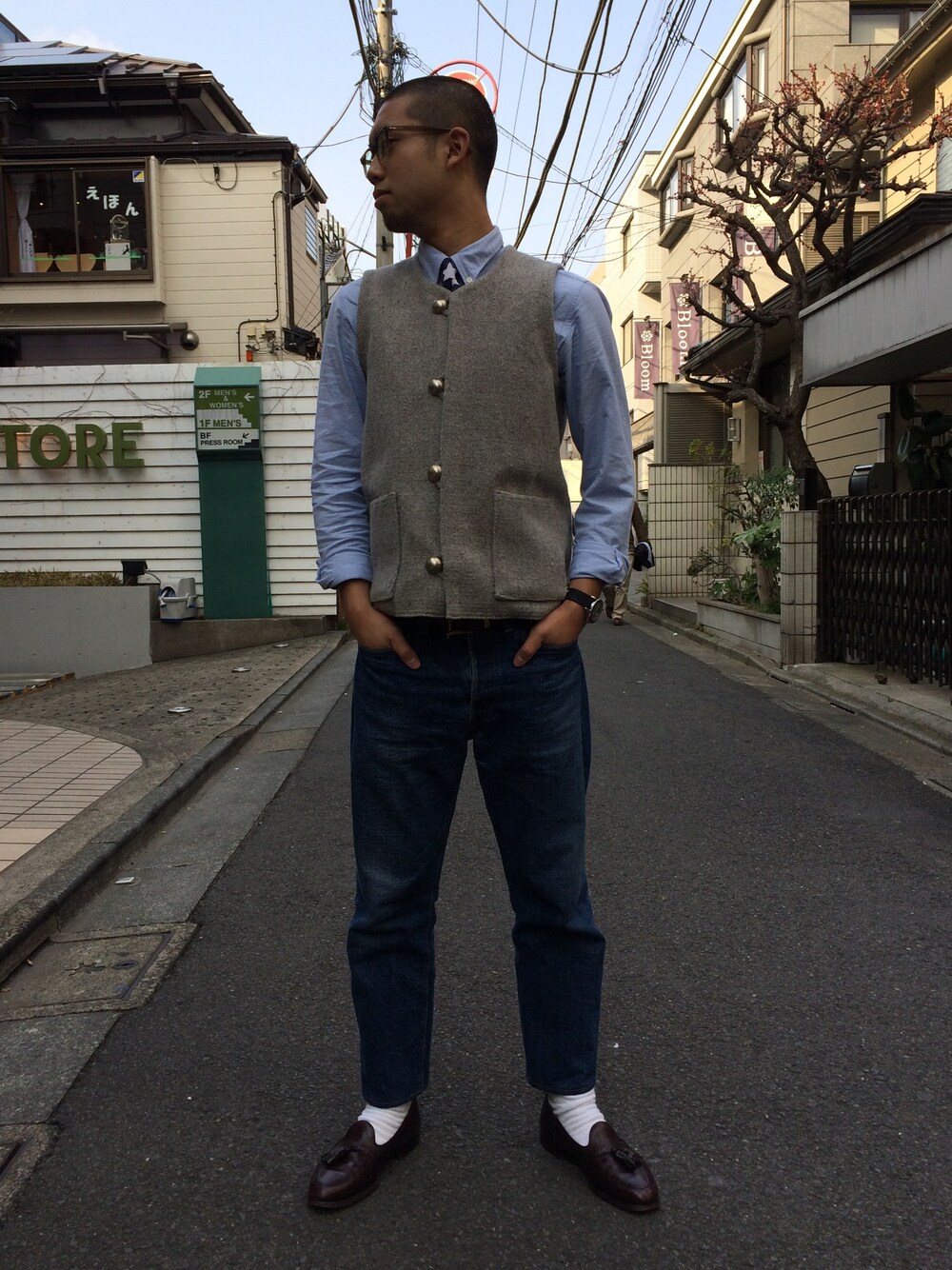 「シャツ×デニム、シャツスタイル、シャツ、ネクタイ、ベスト、ローファー、ALDEN、めがね、白ソックス、フリークスストア」｜「FREAK'S STOREの【MADE IN JAPAN】 シャンブレーボタンダウンシャツ　                （シャツ/ブラウス、ブルー系）」を使った、永島秀都さん（メンズ・178cm）の春コーディネートの1枚目の写真