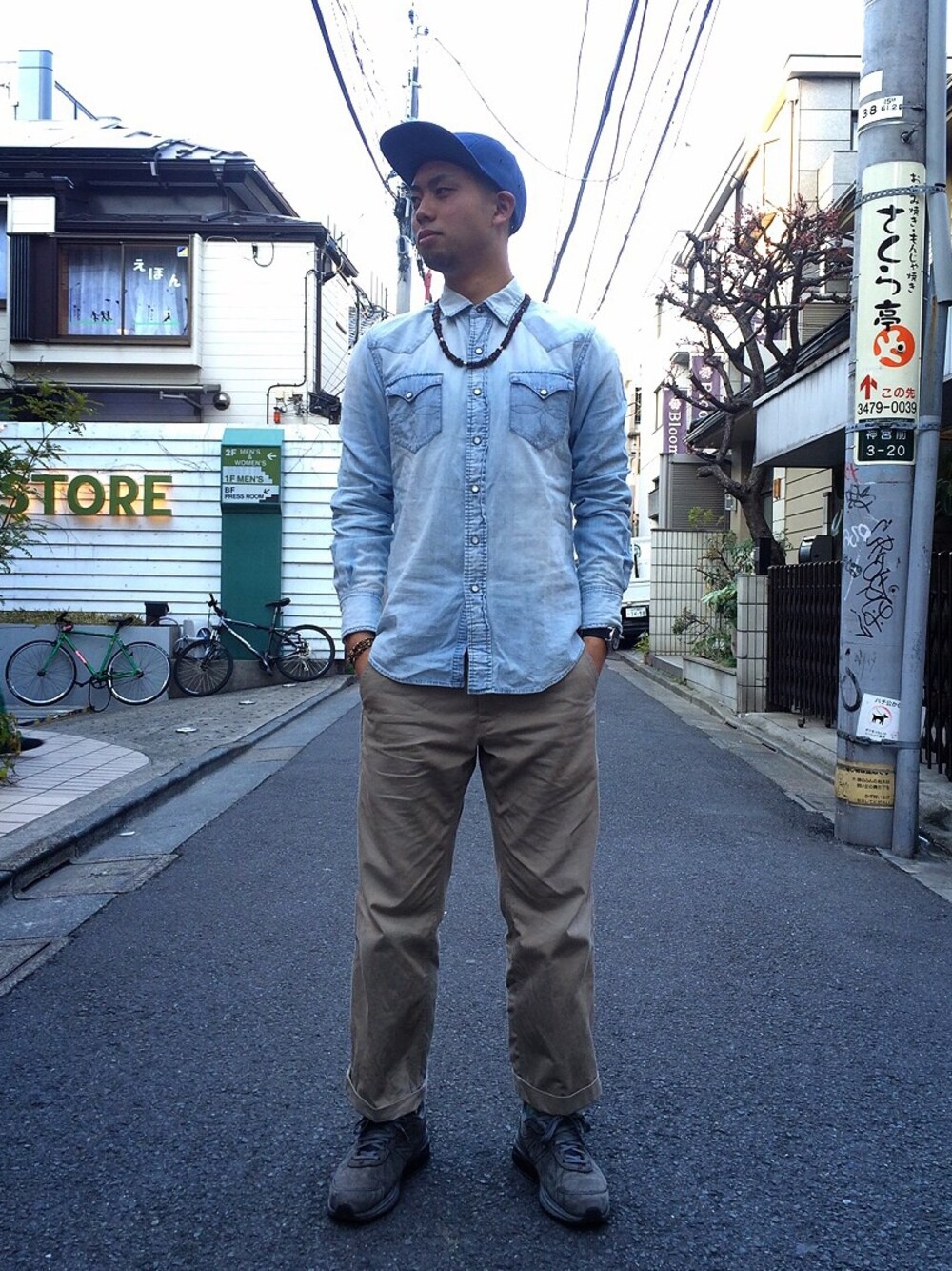 「デニムシャツ、ワイトパンツ、フリークスストア、キャップ、New Balance、スニーカー」｜「FREAK'S STOREのTsunai Haiya/ツナイハイヤ 　【15SS新作】 別注レッドタイガーアイネックレス              （ネックレス、その他）」を使った、永島秀都さん（メンズ・178cm）の春コーディネートの1枚目の写真