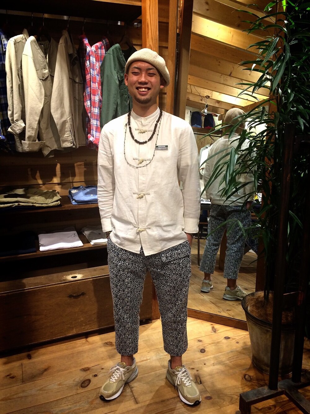 「New Balance、スニーカー、ENGINEERED GARMENTS、フリークスストア、ベレー帽、ICHIMILE GRATORY」｜「FREAK'S STOREのTsunai Haiya/ツナイハイヤ 　【15SS新作】 別注レッドタイガーアイネックレス              （ネックレス、その他）」を使った、永島秀都さん（メンズ・178cm）の春コーディネートの1枚目の写真