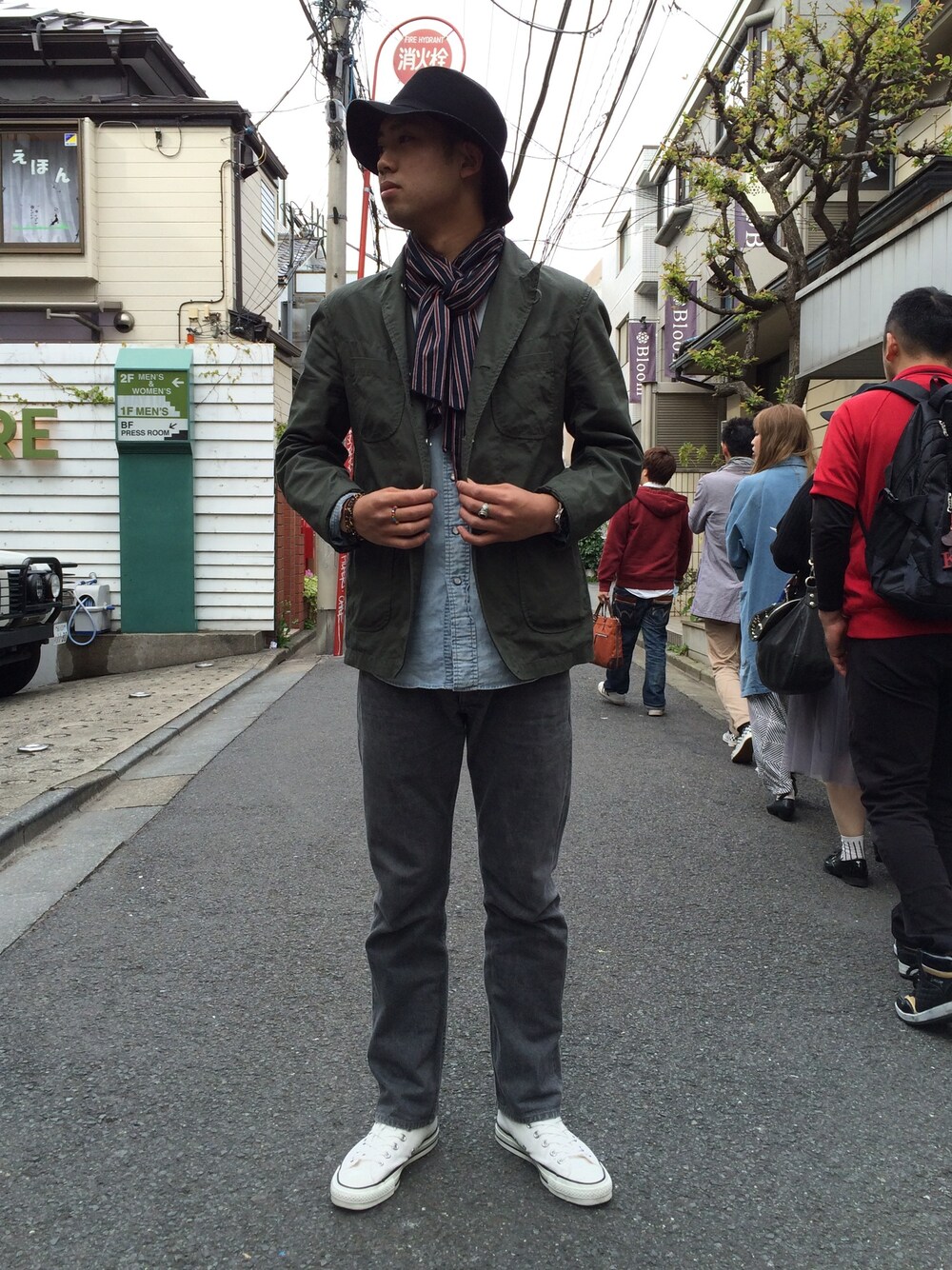 「ENGINEERED GARMENTS、フリークスストア、converse、デニムシャツ、ストール、ハット、ブラックデニム、デニム、スニーカー」｜「CONVERSEのCONVERSE/コンバース　CANVAS ALL STAR J HI 【MADE IN JAPAN】         （スニーカー、ホワイト系）」を使った、永島秀都さん（メンズ・178cm）の春コーディネートの1枚目の写真