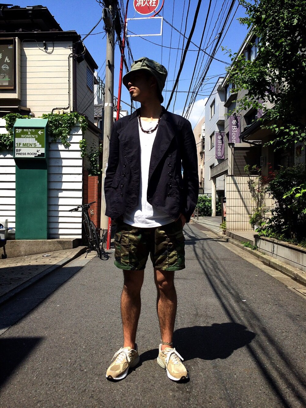 「フリークスストア、ニューバランス、New Balance、スニーカー、ハット、ENGINEERED GARMENTS、MOCEAN」｜「Engineered Garmentsのアイテム（ミリタリージャケット、ブルー系）」を使った、永島秀都さん（メンズ・178cm）の春コーディネートの1枚目の写真