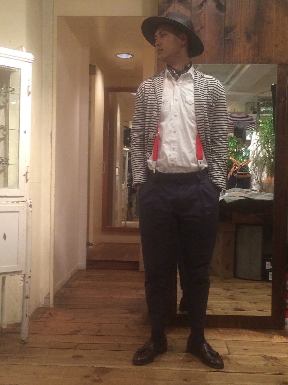 「ハット、シャツスタイル、革靴、フリークスストア、tim.、ENGINEERED GARMENTS、rockmount、ALDEN、サスペンダー」｜「FREAK'S STOREの【MADE IN JAPAN】　バオ草 HAT （ハット、ブラック系）」を使った、永島秀都さん（メンズ・178cm）の夏コーディネートの1枚目の写真