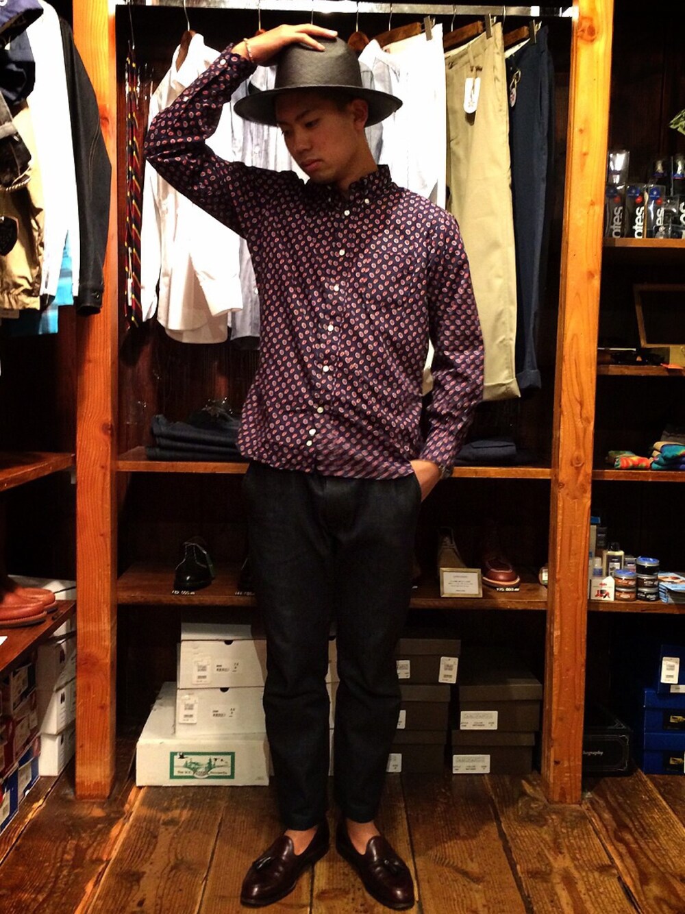 「ハット、シャツ、デニム、TELLASON テラソン、ALDEN、タッセルローファー、ローファー」｜「TELLASONのアイテム（デニムパンツ、ブルー系）」を使った、永島秀都さん（メンズ・178cm）の夏コーディネートの1枚目の写真