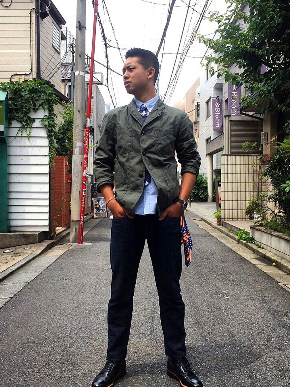 「シャツスタイル、ジャケット、ネクタイ、フリークスストア、ALDEN、ブーツ、デニム、TELLASON テラソン、ENGINEERED GARMENTS」｜「Engineered Garmentsのアイテム（ミリタリージャケット、グリーン系）」を使った、永島秀都さん（メンズ・178cm）の夏コーディネートの1枚目の写真