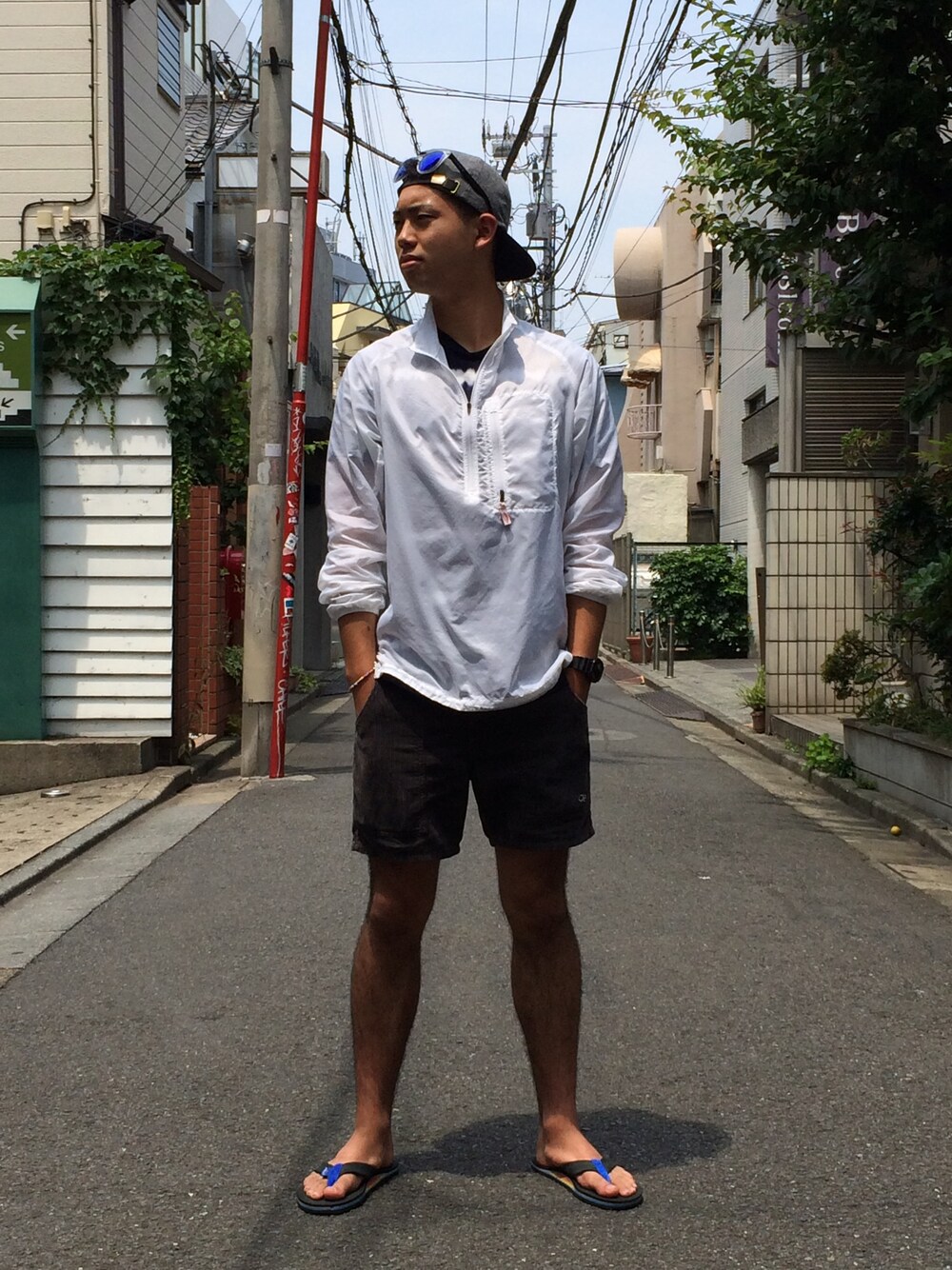 「キャップ、フリークスストア、ショーツ、サンダル、battenwear、Ocean pacific、ビーチサンダル」｜「Battenwearのアイテム（ジャケット/アウター、ホワイト系）」を使った、永島秀都さん（メンズ・178cm）の夏コーディネートの1枚目の写真