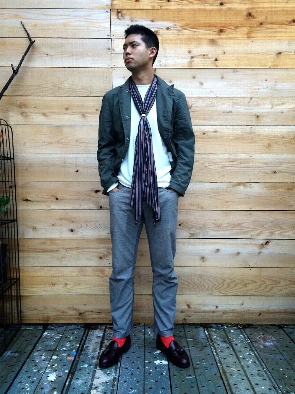 「ストール、ニット、ALDEN、赤ソックス、ENGINEERED GARMENTS、rag&bone、AURALEE、フリークスストア」｜「Engineered Garmentsのアイテム（ミリタリージャケット、グリーン系）」を使った、永島秀都さん（メンズ・178cm）の夏コーディネートの1枚目の写真