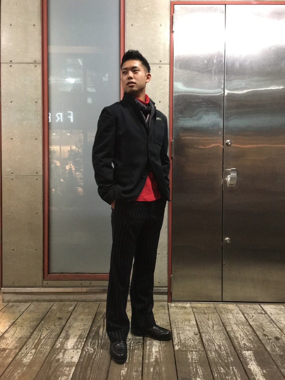 「ジャケット、ボトルネック、ストール、フレアパンツ、パラブーツ、Paraboot、tim.、フリークスストア、ドレスシューズ」｜「tim.のアイテム（その他パンツ、ブラック系）」を使った、永島秀都さん（メンズ・178cm）の秋コーディネートの1枚目の写真