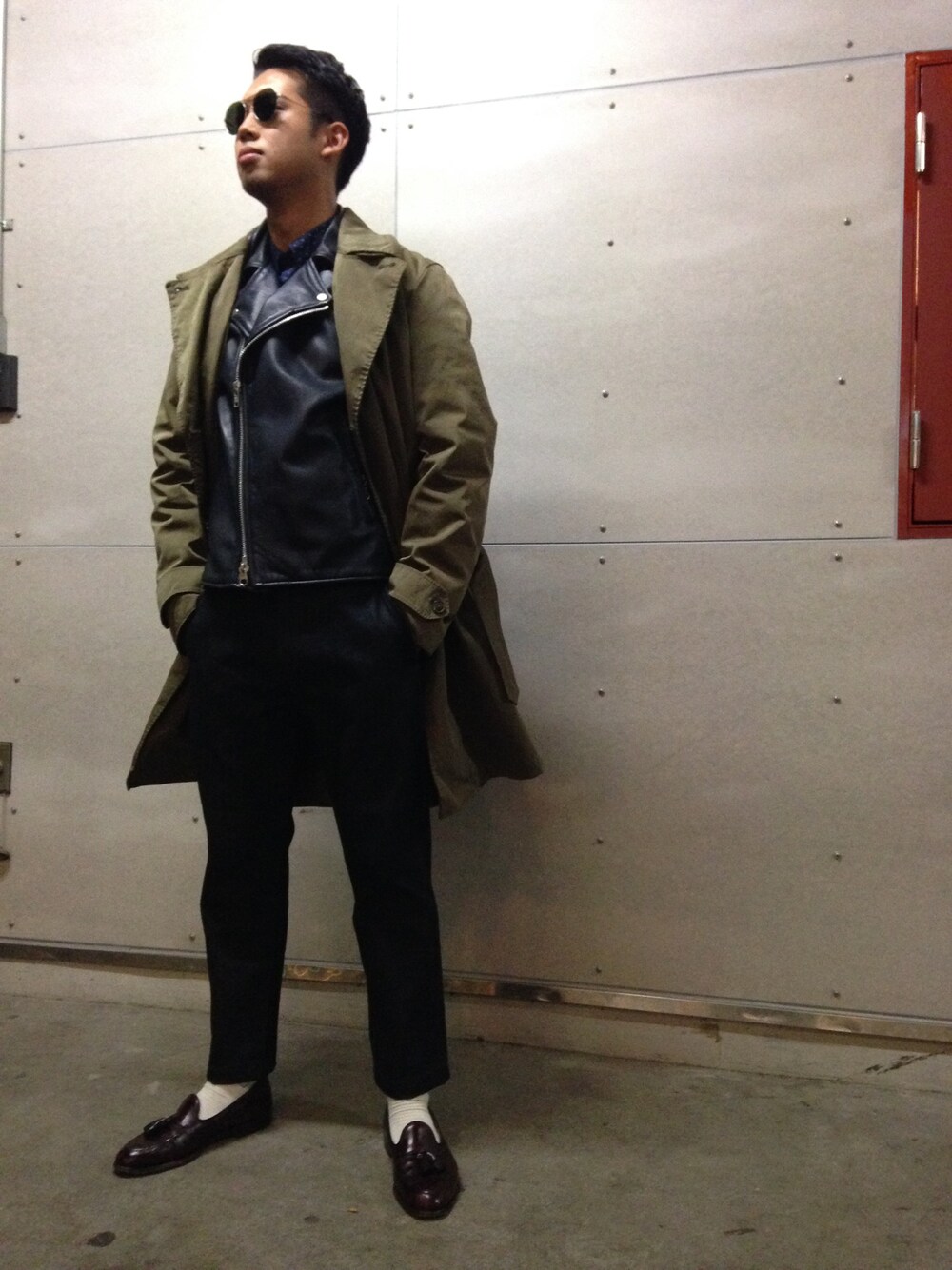 「サングラス、トレンチコート、ライダースジャケット、ライダース、デニム、ALDEN、vanson、革靴、レザージャケット、フリークスストア」｜「ten cのアイテム（トレンチコート、グリーン系）」を使った、永島秀都さん（メンズ・178cm）の秋コーディネートの1枚目の写真