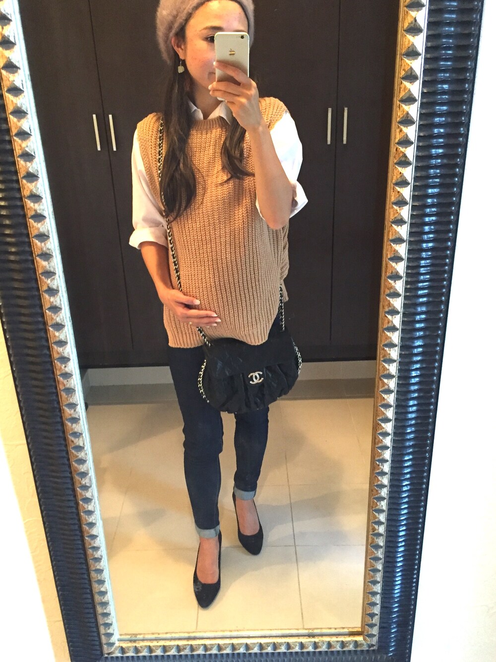 「授乳服、カジュアル、ニット、ベスト、ベレー帽、パンプス、マタニティ、大人カジュアル、denim、ootd」｜「CHOCOAのアイテム（ベスト、ベージュ系）」を使った、YUKAさん（レディース・160cm）の秋コーディネートの1枚目の写真