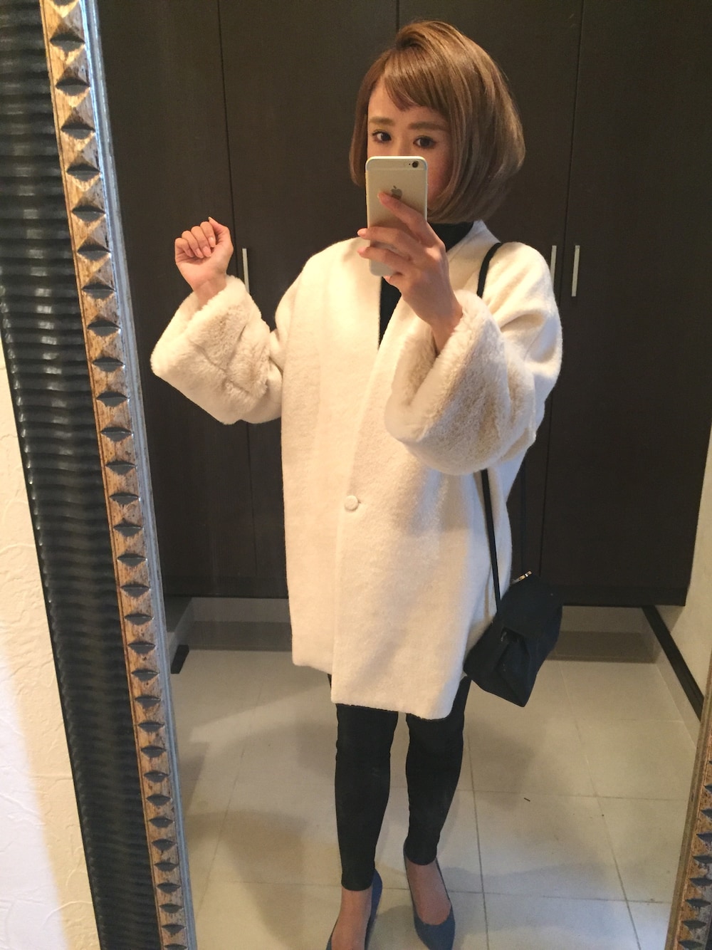 「レギンス、大人カジュアル、コート、チェスターコート、ホワイト、タートルネック、キレイめ、白ニット、マタニティ、マタニティコーデ」｜「CHOCOAのアイテム（ダウンジャケット/コート、ホワイト系）」を使った、YUKAさん（レディース・160cm）の秋コーディネートの1枚目の写真