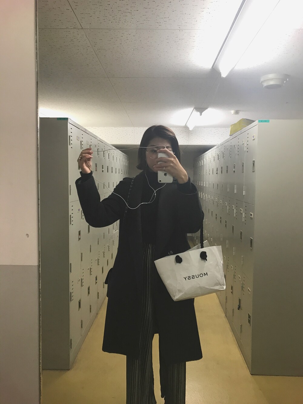 「パンツスタイル、ootd、コート、コートスタイル」｜「H&Mのアイテム（チェスターコート、グレー系）」を使った、a i k aさん（レディース・165cm）の冬コーディネートの1枚目の写真